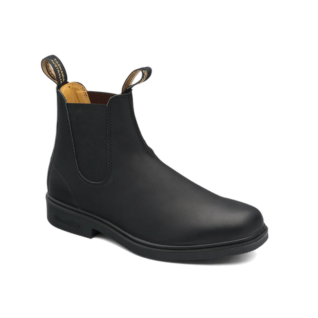 Blundstone 068 Dress Boots: Crafted with black leather and a stylish chisel toe for a timeless look.